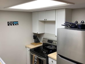 Fridge, microwave, oven, stovetop - "Air Commando-Condo" Perfect Location in Clovis, NM (Clovis)