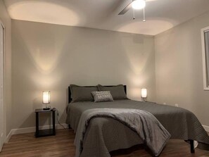 2 habitaciones, escritorio y tabla de planchar con plancha 