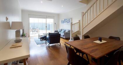 Adelaide | 3BR Norwood Townhouse | Fringe Stay + Wi-Fi + Parking + Smart TV | Walk Everywhere