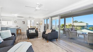 TV - Euroka Retreat in Narrawallee (Narrawallee)