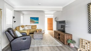 TV - Euroka Retreat in Narrawallee (Narrawallee)