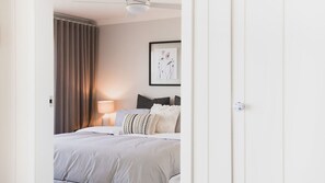 5 bedrooms, WiFi - Euroka Retreat in Narrawallee (Narrawallee)