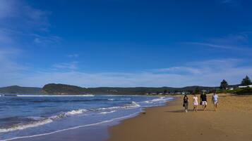 Una playa cerca, sillas reclinables de playa