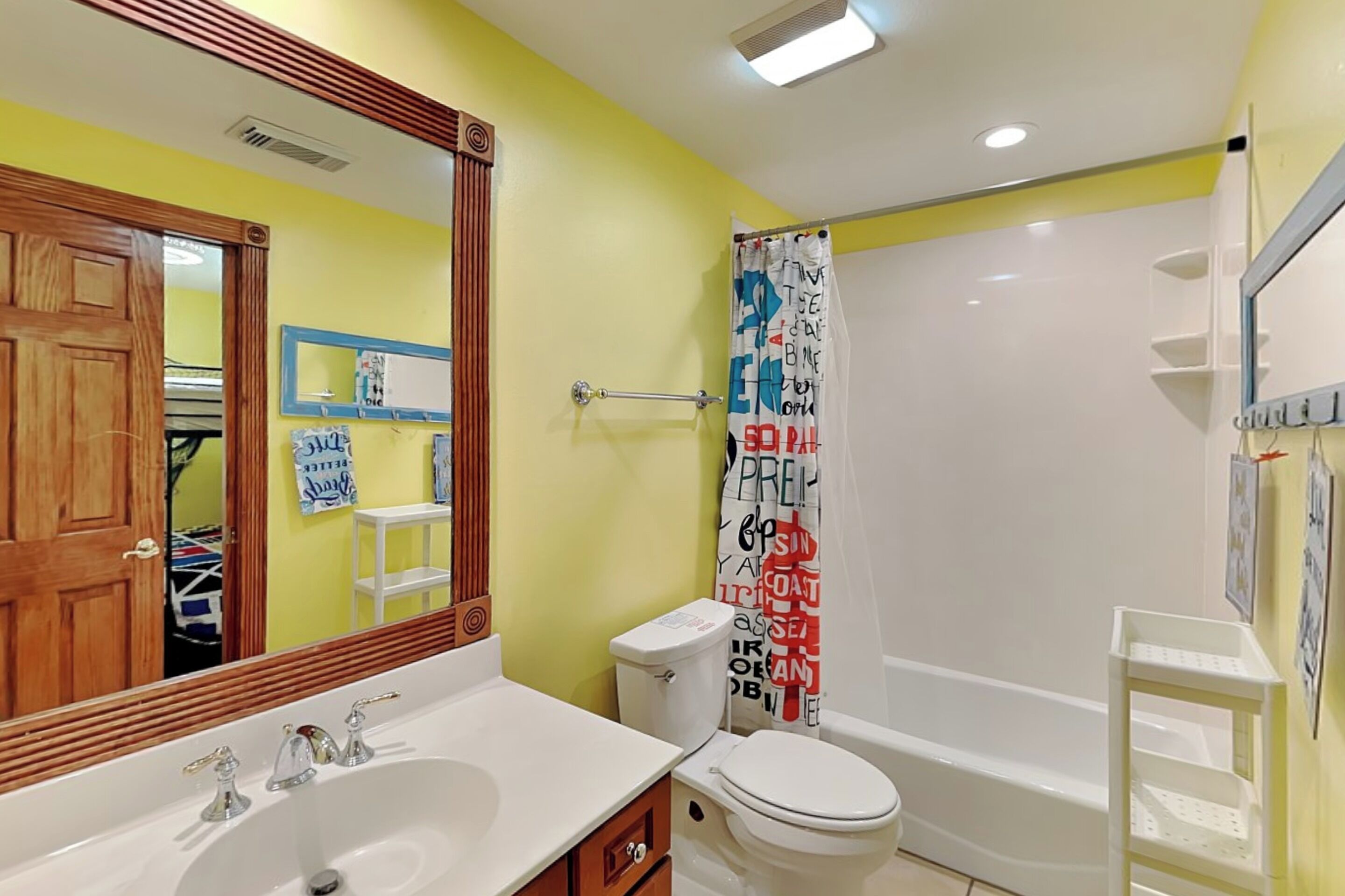 Un bagno con lavandino, WC e vasca da bagno.