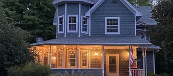 King bed, fully stocked kitchen, 2.5 acres of secluded beauty
