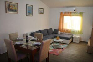 TV, fireplace - Apartment Ema, 4+1 (Sveti Juraj)