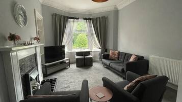 Smart TV, chimenea, videojuegos y videoteca