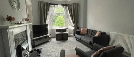 Älytelevisio, takka, videopelejä, videokirjasto