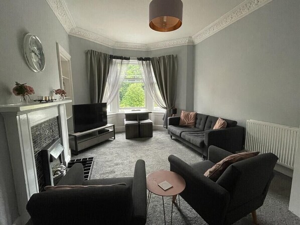 Televisor intel·ligent, llar de foc, videojocs i videoteca