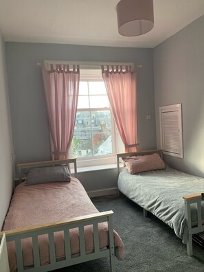 2 bedrooms, iron/ironing board, free WiFi, bed sheets - Our Wee Getaway (Rothesay)