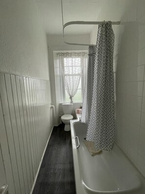 Combined shower/tub, hair dryer, towels, soap - Our Wee Getaway (Rothesay)