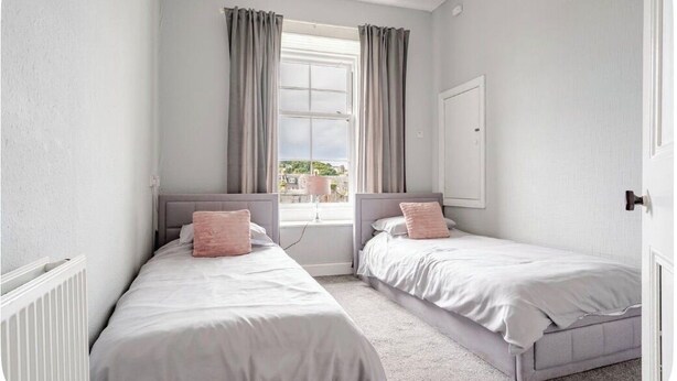 2 bedrooms, iron/ironing board, WiFi (free), bed sheets - Our Wee Getaway (Rothesay)