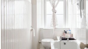 Combined shower/tub, hair dryer, towels, soap - Our Wee Getaway (Rothesay)