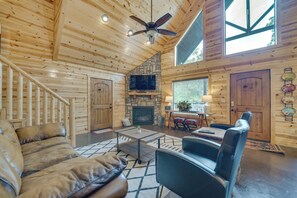TV, fireplace - 'Penny Lane Lodge' Broken Bow Cabin < 6 Mi to Lake (Broken Bow)