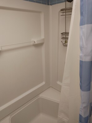 Shower, towels, toilet paper - Great ventnor shore house (Ventnor City)