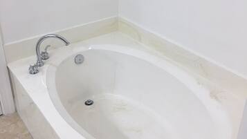 Ensemble douche/baignoire, serviettes fournies, savon, papier toilette