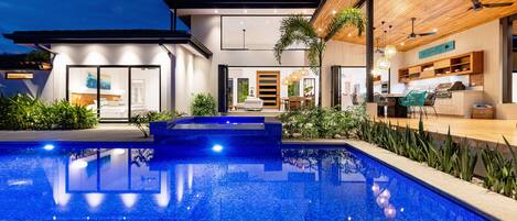 Una piscina al aire libre