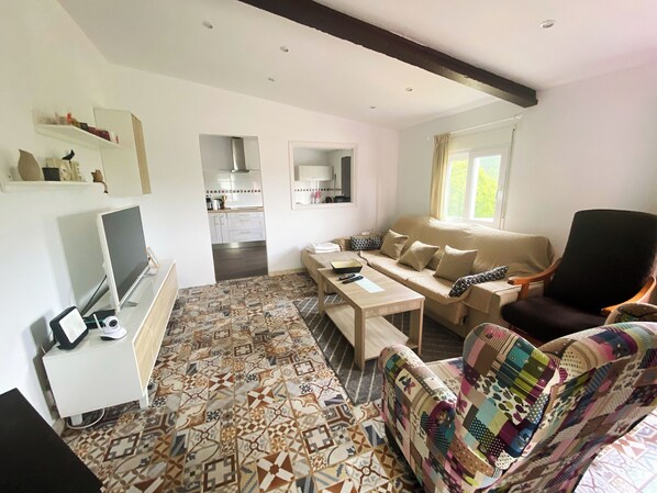 Een televisie en een open haard