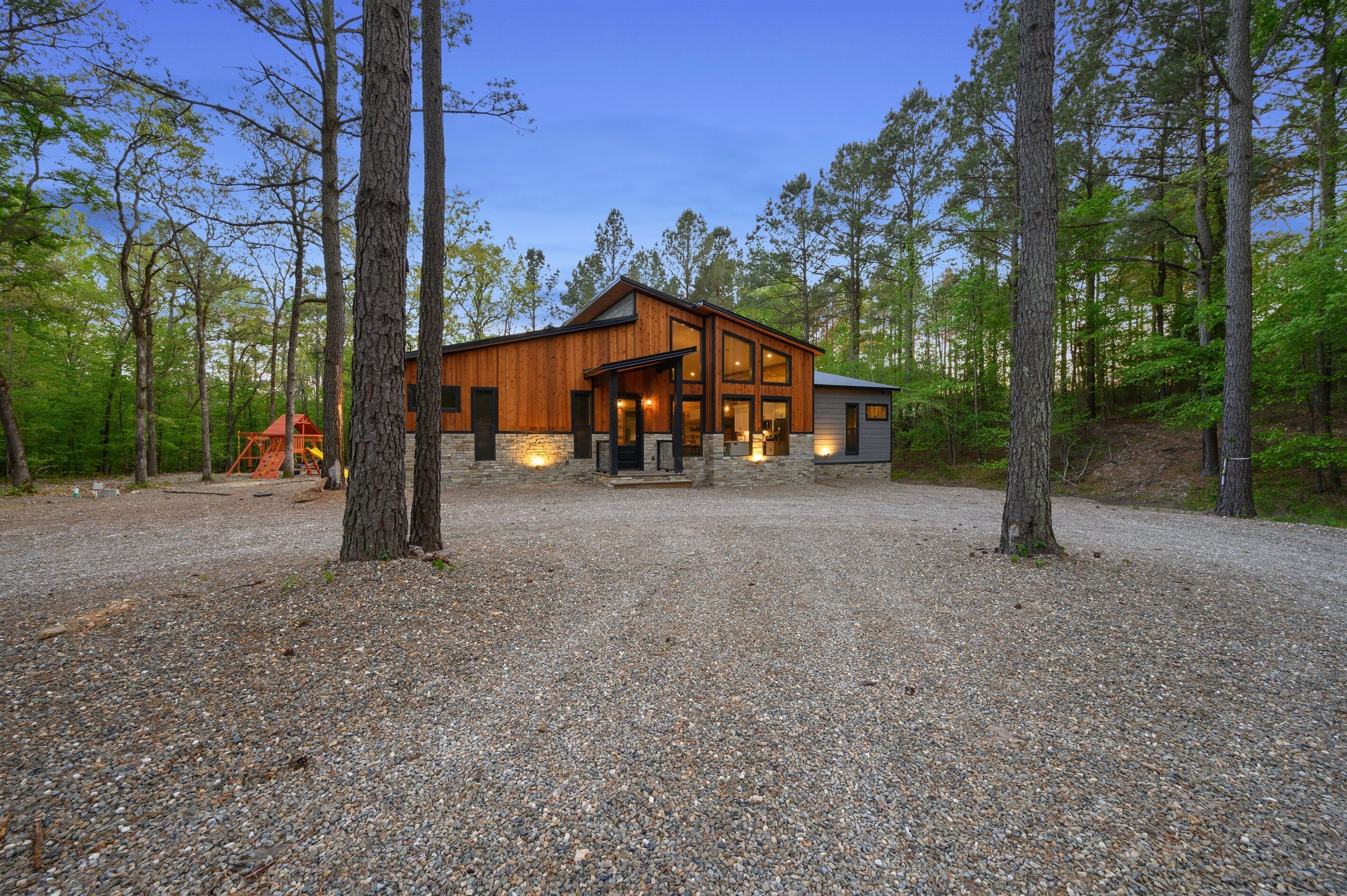 Luxury, Family Friendly! Gameroom! Creek!