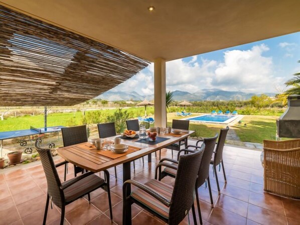 Outdoor dining