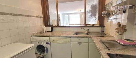 Kylskåp, mikrovågsugn, ugn och spishäll