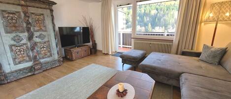 Een televisie en een stereo