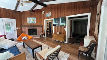 Smart TV, lareira, DVD player, livros