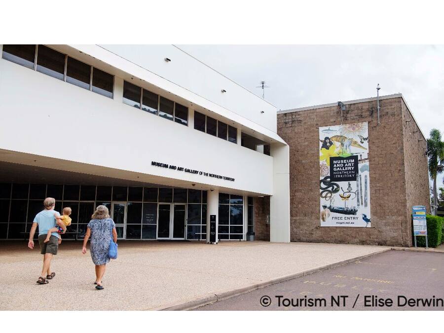 Un edificio con un cartel que dice 'Museum and Art Gallery Northern Territory' y un banner publicitando entrada gratuita.
