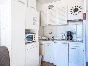 Refrigerador, microondas y utensilios de cocina