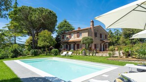 A two-story stone house with a swimming pool, surrounded by lush greenery and trees. - Wonderful private villa with A/C, private pool, WIFI, TV and panoramic view, close to San Gimign... (Gambassi Terme)