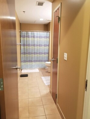 Combined shower/tub - Family Friendly 2 bed, 2 bath ~ Loft at the Lake (Sandusky)