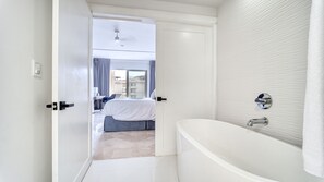 2 slaapkamers, een strijkplank/strijkijzer, gratis wifi, beddengoed