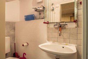 Dusj, hårføner og håndklær