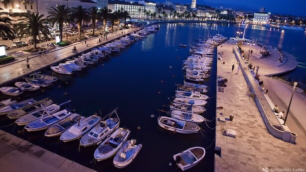 A marina with numerous boats docked, a promenade, and buildings in the background. - Luxury spacious studio in the heart of Split (Split)