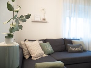 TV, Netflix, streaming services - Brand-new Holiday Apartment "Manuela" Near the Centre with Mountain View, Wi-Fi & Balcony (Meran)