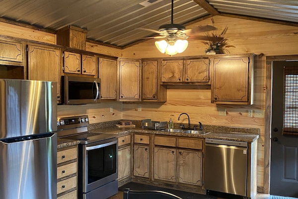 Kjøleskap, mikrobølgeovn, kokeplater og oppvaskmaskin