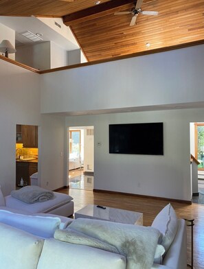Smart TV, fireplace