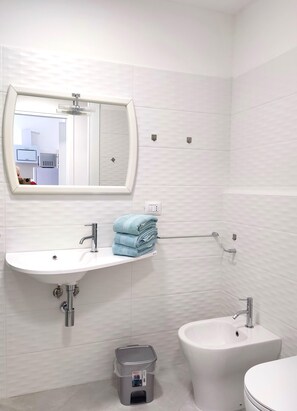 Dusche, Haartrockner, Bidet