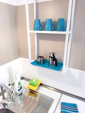 Fridge, microwave, dishwasher, cookware/dishes/utensils