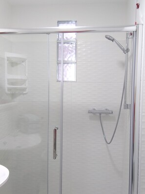 Douche, sĂšche-cheveux, bidet