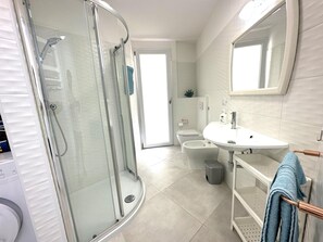 Regadera, secadora de cabello, bidet
