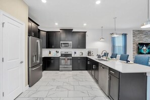 Frigorifero, microonde, forno, piano cottura