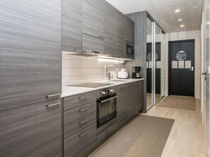 Køleskab, mikrobølgeovn, opvaskemaskine, køkkentøj/tallerkener/redskaber