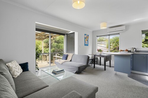 The Wee Blue Bach - Waikanae Beach Holiday Home