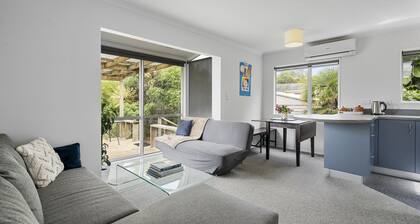 The Wee Blue Bach - Waikanae Beach Holiday Home