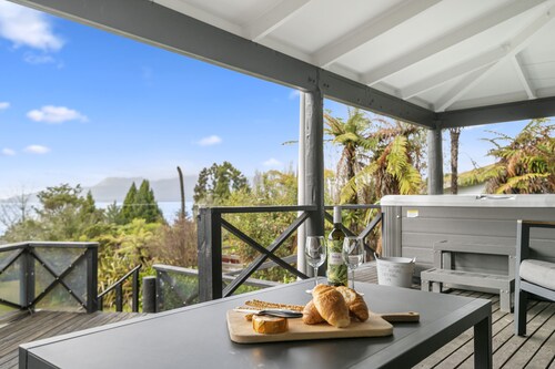 Splendour on Spencer - Lake Tarawera Holiday Home
