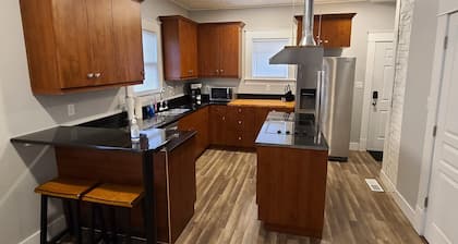 Next to Downtown Greensboro 3 Bedroom / 2 Bathroom Bungalow