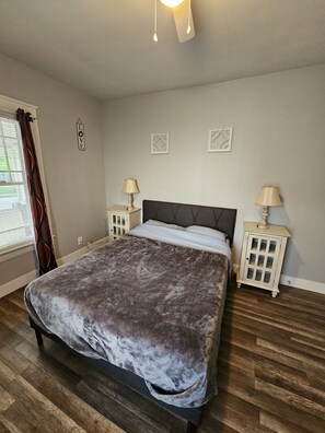 3 bedrooms, iron/ironing board, WiFi, bed sheets