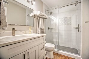 Combined shower/tub, towels, toilet paper