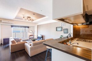 Apartment, Non Smoking | Private kitchenette | Fridge, microwave, stovetop, cookware/dishes/utensils - Glow (Otaru)